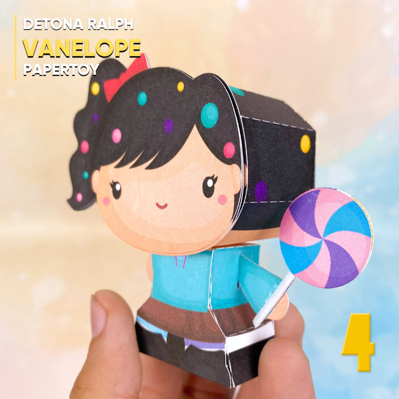Detalhe frontal do Papertoy Vanellope mostrando acabamento artesanal, cores vibrantes e estilo lúdico perfeito para montagem e colecionadores