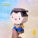 Vista lateral do Papertoy Woody 2 mostrando o colete, botas e acabamento artesanal