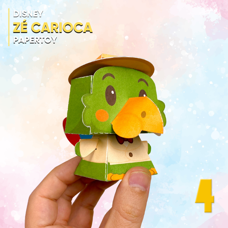 Detalhe frontal do Papertoy Zé Carioca mostrando acabamento artesanal, cores vibrantes e traços característicos perfeitos para colecionadores