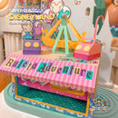 Detalhe dos elementos decorativos da SuperClass Uma Aventura Disneyland com castelo, balões e estrelas mágicas