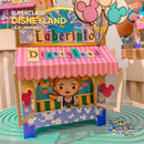 Vista lateral dos projetos da SuperClass Uma Aventura Disneyland com cores vibrantes e estilo alegre