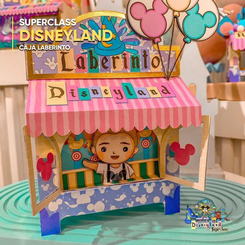 Vista lateral dos projetos da SuperClass Uma Aventura Disneyland com cores vibrantes e estilo alegre