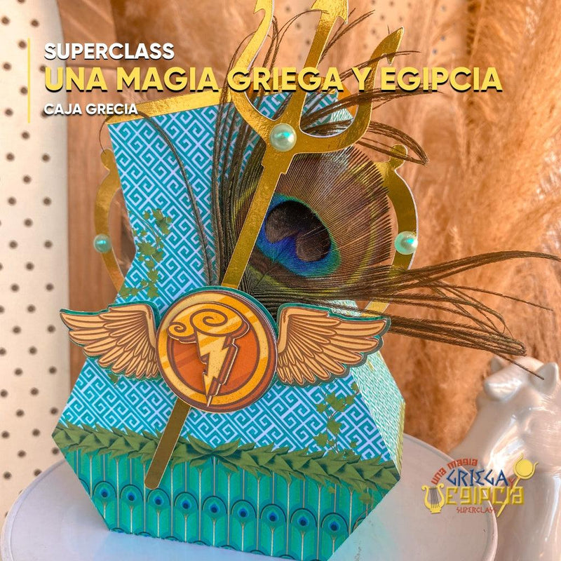 Elementos decorativos da SuperClass Uma Magia Grega e Egípcia como colunas, amuletos e símbolos divinos